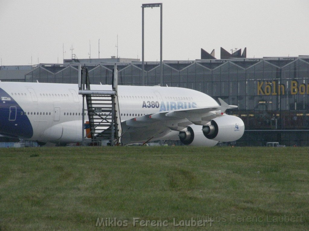 Warten auf den Airbus 380 Koeln Bonn P342.JPG